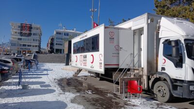 Türk Kızılay Yozgat Kan Merkezi tarafından Yozgat Cumhuriyet Meydanı’nda sürdürülen