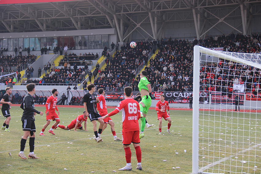 Yozgat Şehir Stadyumu, düzenlenen törenle resmen hizmete açıldı. Açılışın ardından