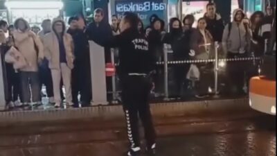 Eskişehir’de görev yapan Yozgatlı bir trafik polisinin, tramvay yolunu keserek