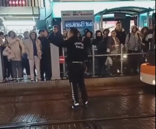 Eskişehir’de görev yapan Yozgatlı bir trafik polisinin, tramvay yolunu keserek