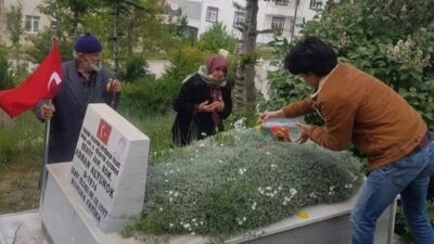 Yozgatlı Şehit Adnan Altunok, vefatının sene-i devriyesinde mezarı başında abisi