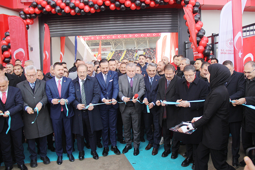 Yozgat’ta uzun süredir yapımı tamamlanması beklenen Yozgat Şehir Stadyumu, düzenlenen