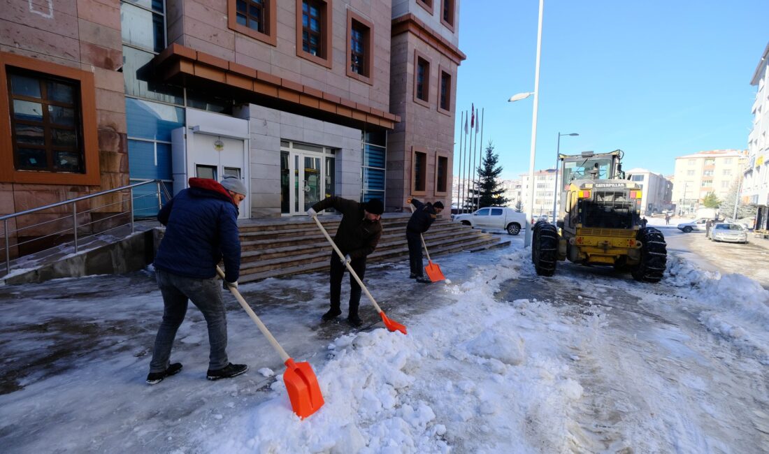 Akdağmadeni Belediyesi, yoğun kar yağışının ardından ilçe genelinde biriken karların
