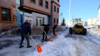 Akdağmadeni Belediyesi, yoğun kar yağışının ardından ilçe genelinde biriken karların