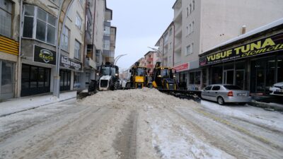 Akdağmadeni Belediyesi, ilçede beklenen yoğun kar yağışı öncesinde hazırlıklarını tamamladı.