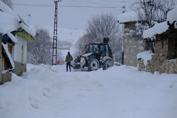 Akdağmadeni Belediye Başkanı Nezih Yalçın, ilçede etkisini sürdüren yoğun kar