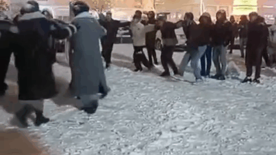 Yozgat’ta akşam saatlerinde etkisini artıran kar yağışı, kentte adeta bayram