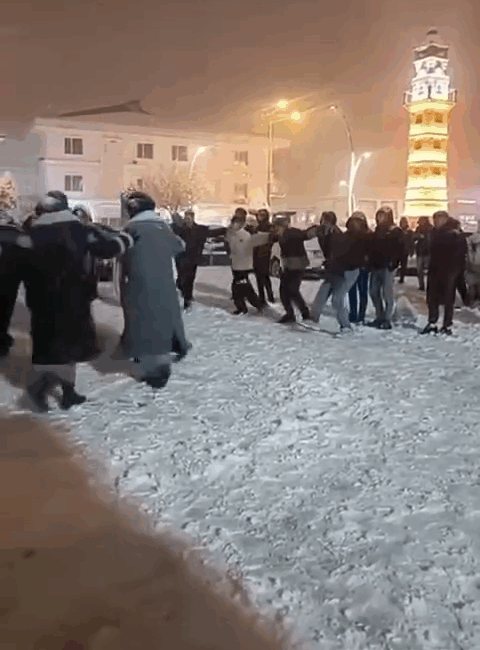 Yozgat’ta akşam saatlerinde etkisini artıran kar yağışı, kentte adeta bayram