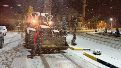Çekerek ilçesinde akşam saatlerinde başlayan kar yağışı dolayısıyla belediye ekipleri