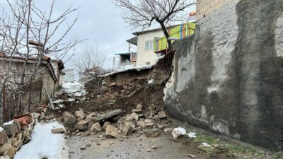 Çayıralan ilçesinde bir evin arka kısmında bulunan istinat duvarının çökmesi