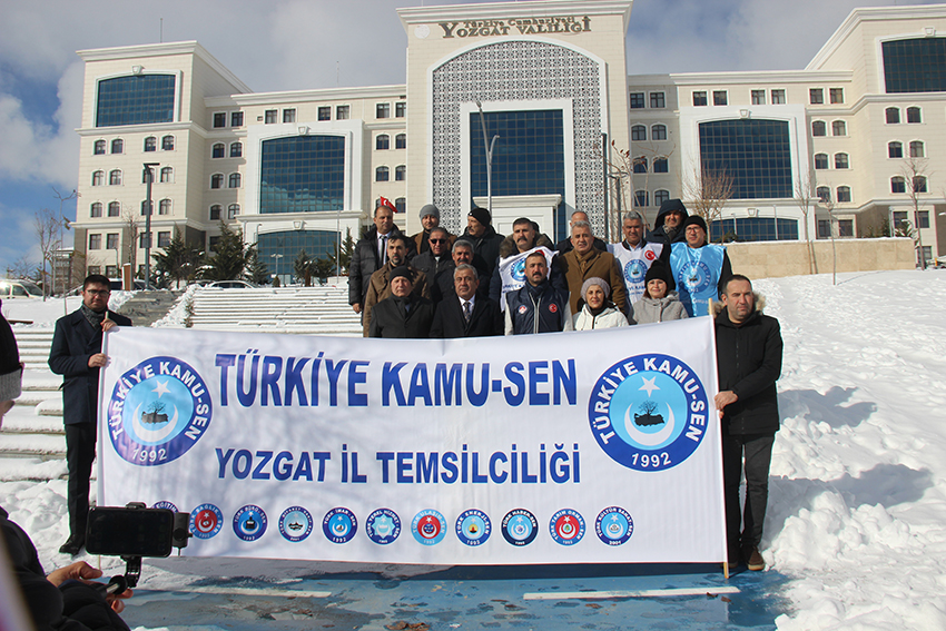 Türk Eğitim-Sen Yozgat Şube Başkanı Mahmut Sunay Kabayel, beraberinde sendikaya