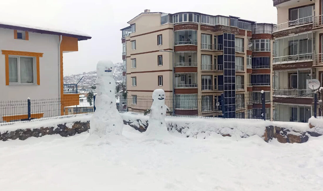 Yozgat’ta yılbaşı gecesi etkili olmaya başlayan kar yağışı, kenti kısa