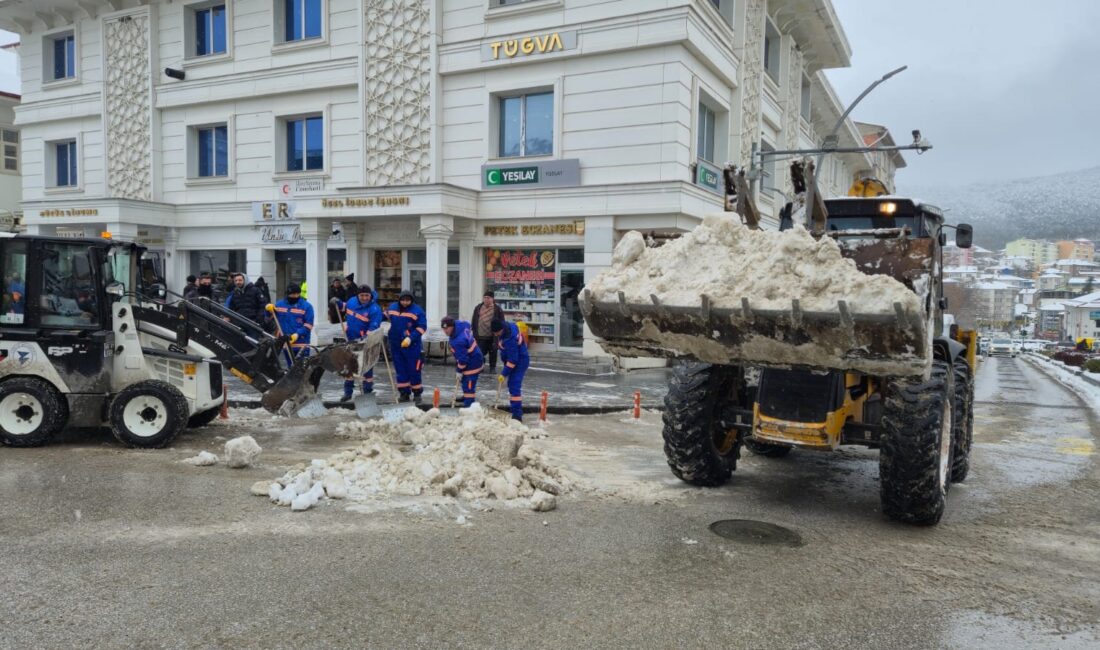 Yozgat’ta yoğun kar yağışının ardından toplanan kar yığınları, Yozgat Belediyesi