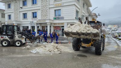 Yozgat’ta yoğun kar yağışının ardından toplanan kar yığınları, Yozgat Belediyesi