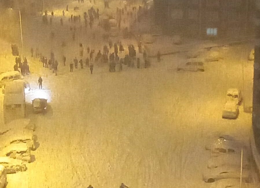 Yozgat’ta akşam saatlerinde etkili olan kar yağışı, kısa sürede kenti