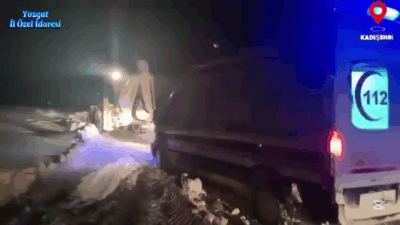 Yozgat’ta etkili olan yoğun kar yağışı, bazı köy yollarında ulaşımı