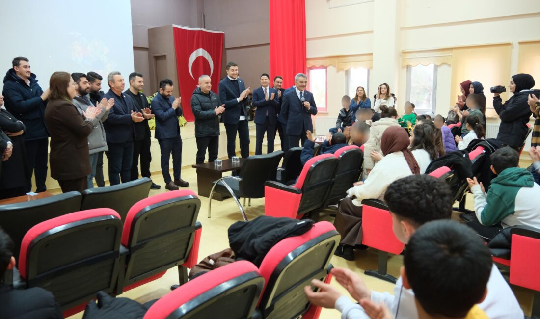 Gebze Fenerbahçeliler Derneği Başkanı Ümit Sarıtoprak ve yönetim kurulu üyeleri,