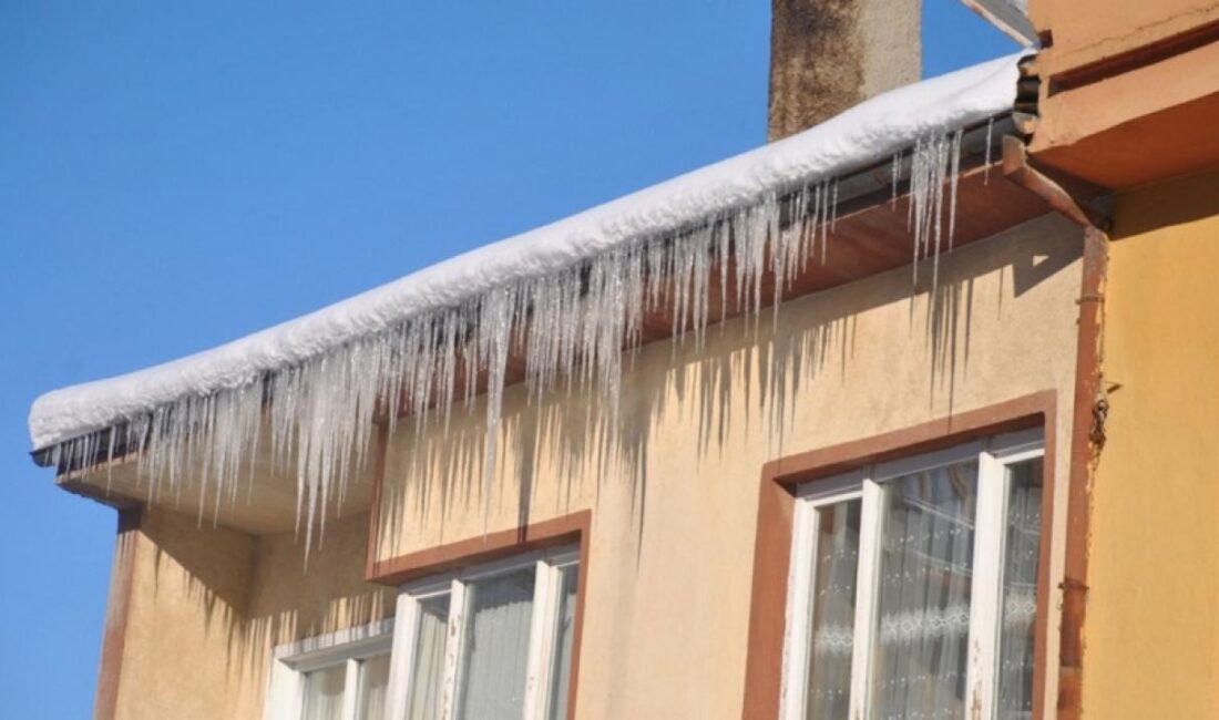 Yozgat Valiliği, kış mevsimiyle birlikte çatı ve saçaklarda biriken kar