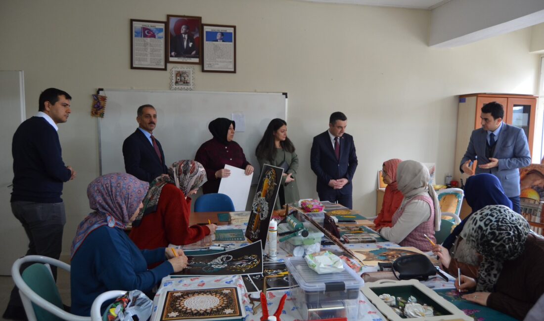 Çekerek Kaymakamı Can Kurt, ilçede yürütülen eğitim faaliyetlerini yerinde incelemek