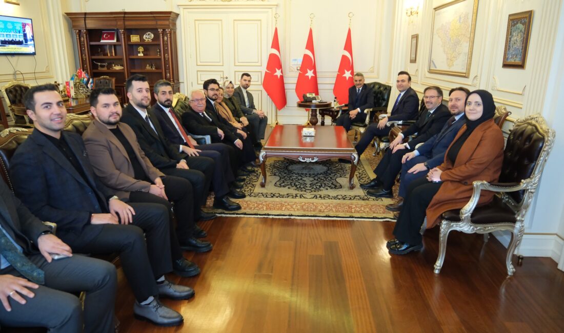 AK Parti Gençlik Kolları Genel Başkanı Yusuf İbiş, beraberindeki parti