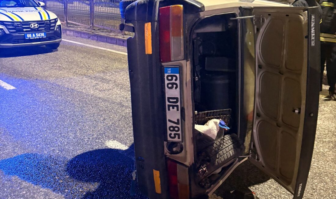 Yozgat’ta Novada AVM önünde meydana gelen trafik kazasında bir otomobil