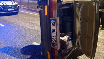 Yozgat’ta Novada AVM önünde meydana gelen trafik kazasında bir otomobil