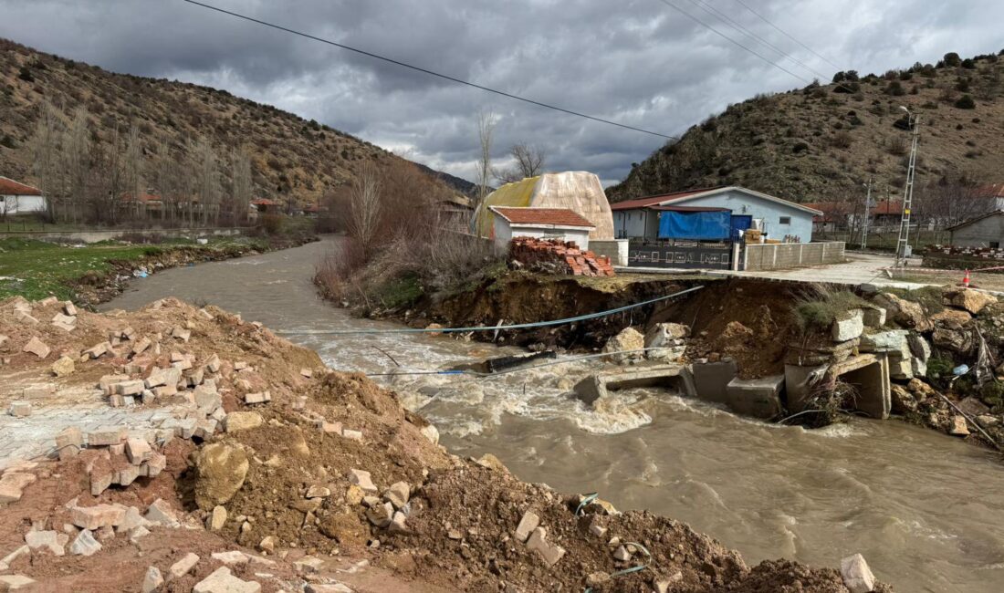 Saraykent’te meydana gelen sel suları nedeniyle Sarayözü Mahallesi’nde köprü yıkıldı.