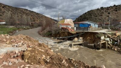 Saraykent’te meydana gelen sel suları nedeniyle Sarayözü Mahallesi’nde köprü yıkıldı.