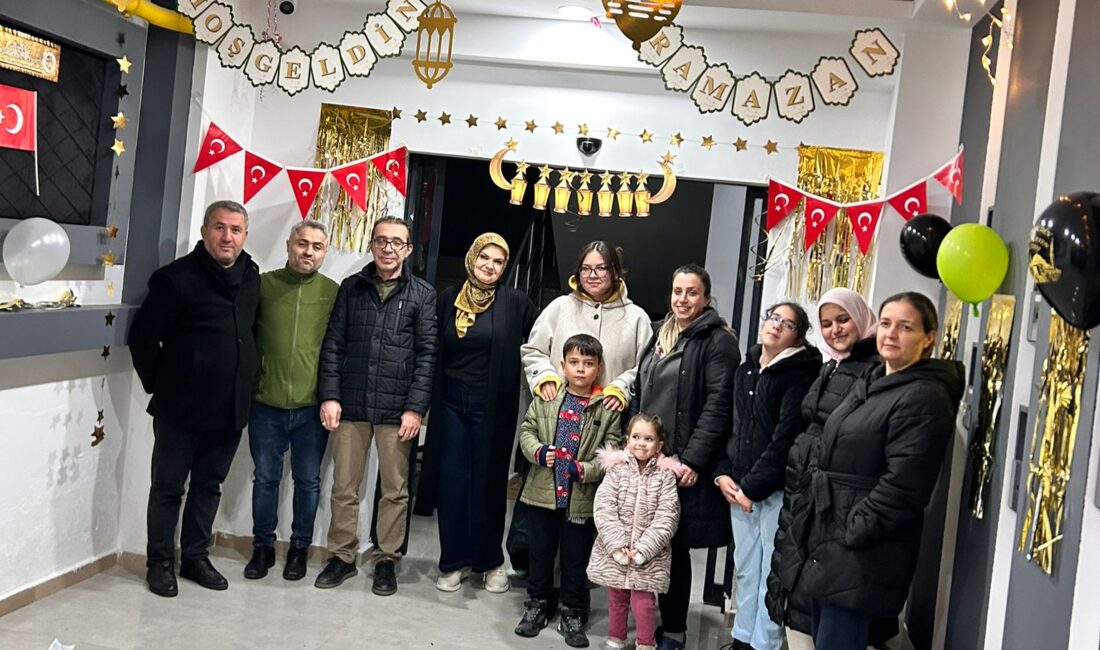 Yozgat’ta çocuklar Ramazan ayı için apartmanlarını süsledi. Sitede yaşanan bu
