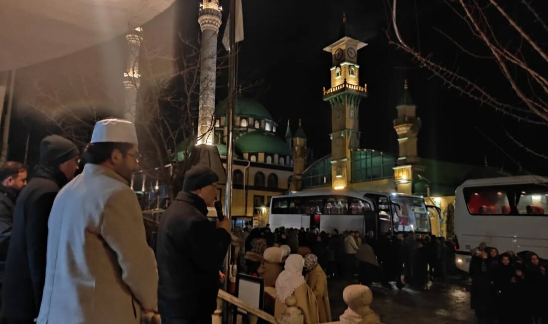 Umre ibadetini yerine getirmek üzere kutsal topraklara gitmek için yola