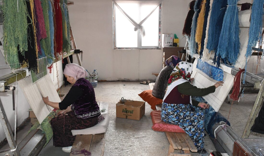 Yenifakılı ilçesinde yaşayan Kırgız Türkleri, yüzyıllardır süregelen halı ve kilim