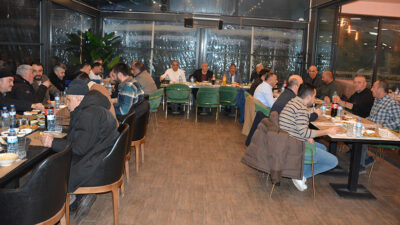 Sarıkaya ilçesinde Ticaret Borsası tarafından düzenlenen iftar programında, Ramazan ayının