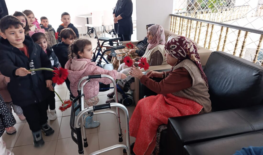 Yaşlılar Haftası kapsamında anaokulu öğrencileri, huzurevini ziyaret ederek büyüklerle bir