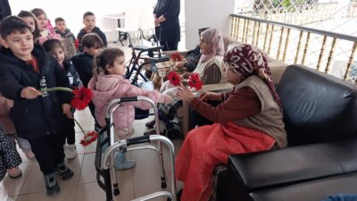 Yaşlılar Haftası kapsamında anaokulu öğrencileri, huzurevini ziyaret ederek büyüklerle bir
