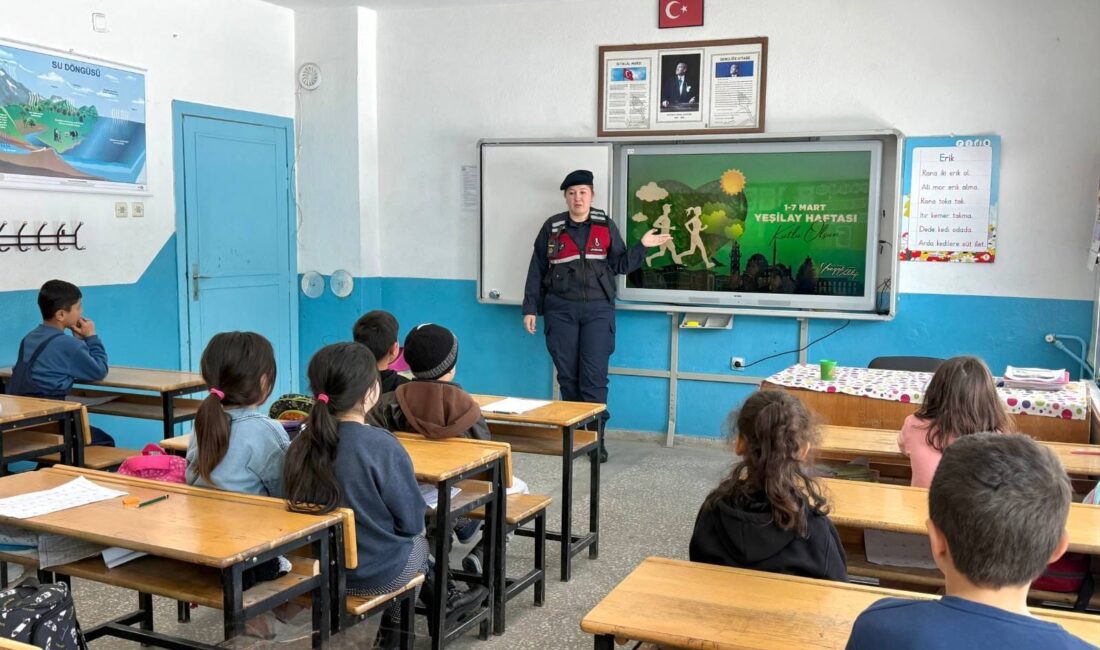 Yozgat’ta öğrencilerin güvenli eğitim ortamlarında öğrenim görmelerini sağlamak amacıyla jandarma