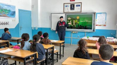 Yozgat’ta öğrencilerin güvenli eğitim ortamlarında öğrenim görmelerini sağlamak amacıyla jandarma