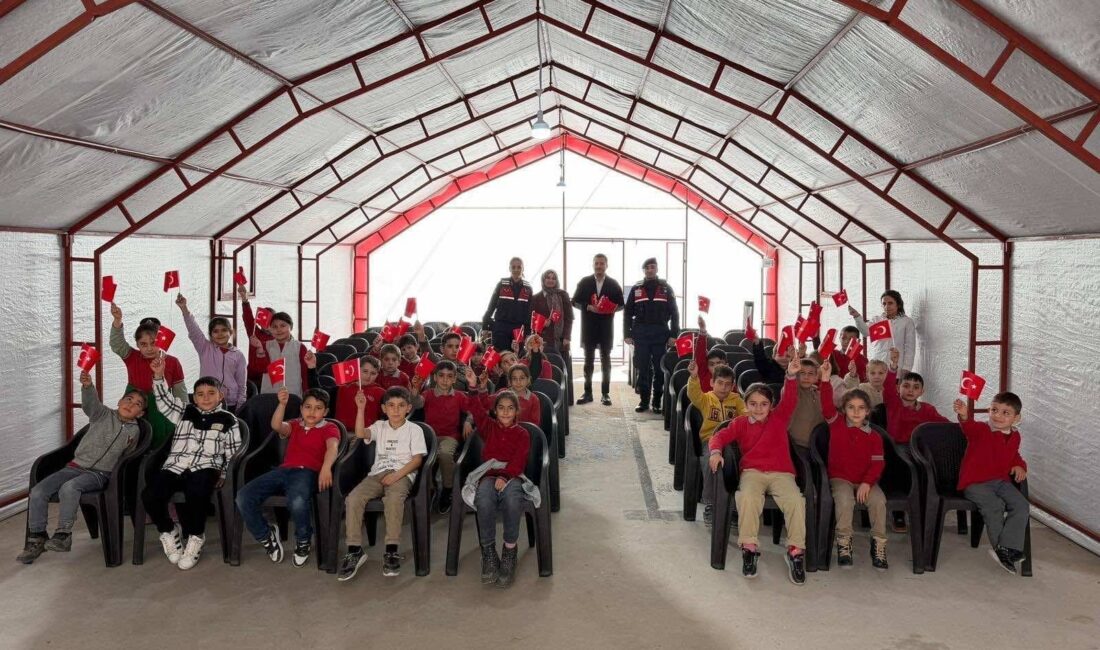 Yozgat İl Jandarma Komutanlığı ekipleri, öğrencilerin güvenliğini artırmaya yönelik çalışmalarını