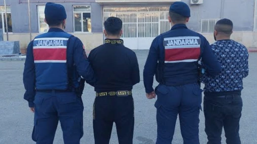 Yozgat İl Jandarma Komutanlığı koordinesinde yürütülen operasyonlarda, farklı suçlardan aranan