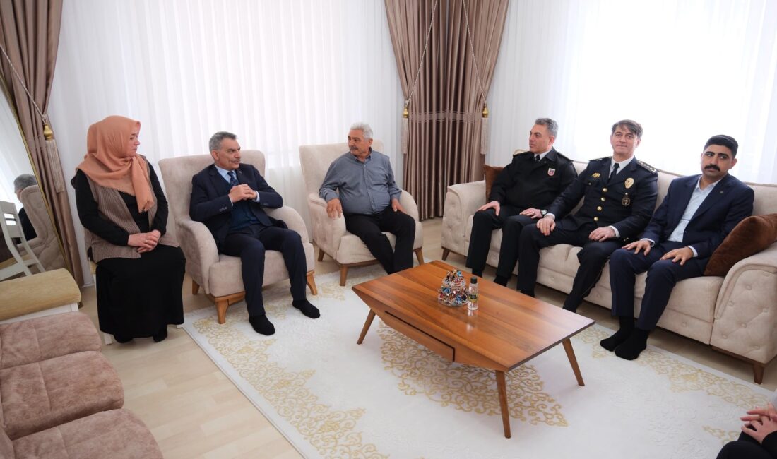 Yozgat Valisi Mehmet Ali Özkan, beraberindeki protokol üyeleriyle birlikte şehit