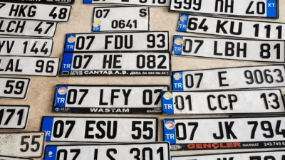 Trafikte şık görünmek ya da radardan kaçmak amacıyla araçlarına “APP”