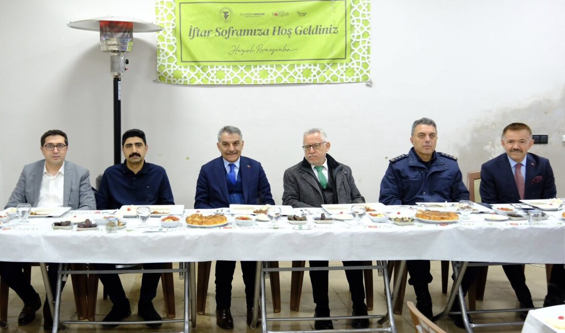 Yozgat Belediyesi’nin düzenlediği iftar programına Yozgat Valisi Mehmet Ali Özkan