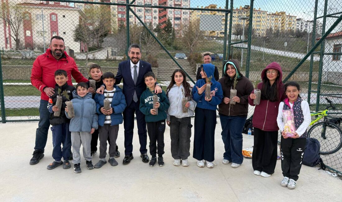 Ak Parti Yozgat Merkez İlçe Başkanı Kazım Emiroğlu Şimşek, vatandaşlarla