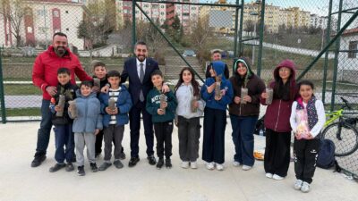 Ak Parti Yozgat Merkez İlçe Başkanı Kazım Emiroğlu Şimşek, vatandaşlarla