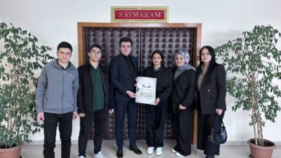 Aydıncık Şehit Ali Çelik Anadolu Lisesi öğrencileri, hazırladıkları okul gazetesi
