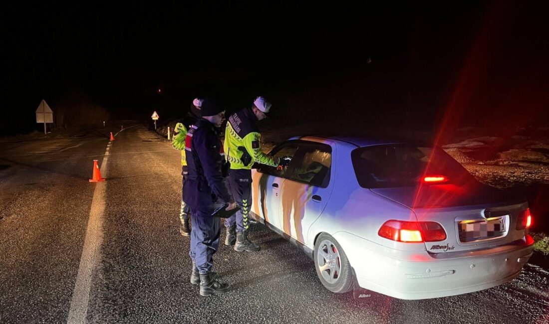 Yozgat’ta jandarma ekipleri, trafik güvenliğini sağlamak ve alkollü araç kullanımının
