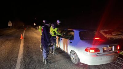 Yozgat’ta jandarma ekipleri, trafik güvenliğini sağlamak ve alkollü araç kullanımının