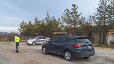 Sorgun İlçe Jandarma Komutanlığı ekipleri, yol kontrol noktasına girmeden önce