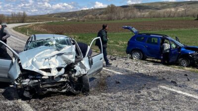 Yozgat-Boğazlıyan karayolunda meydana gelen trafik kazasında iki otomobilin çarpışması sonucu