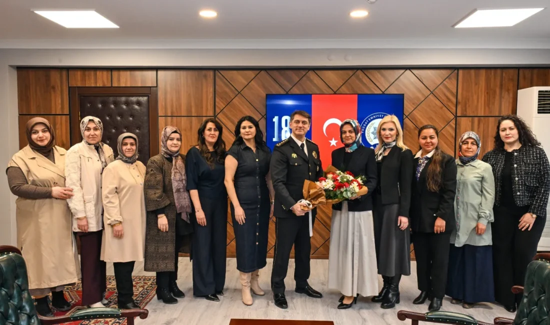 Yozgat Polis Eşleri Derneği Başkanı Tuğba Koç ve dernek üyeleri,