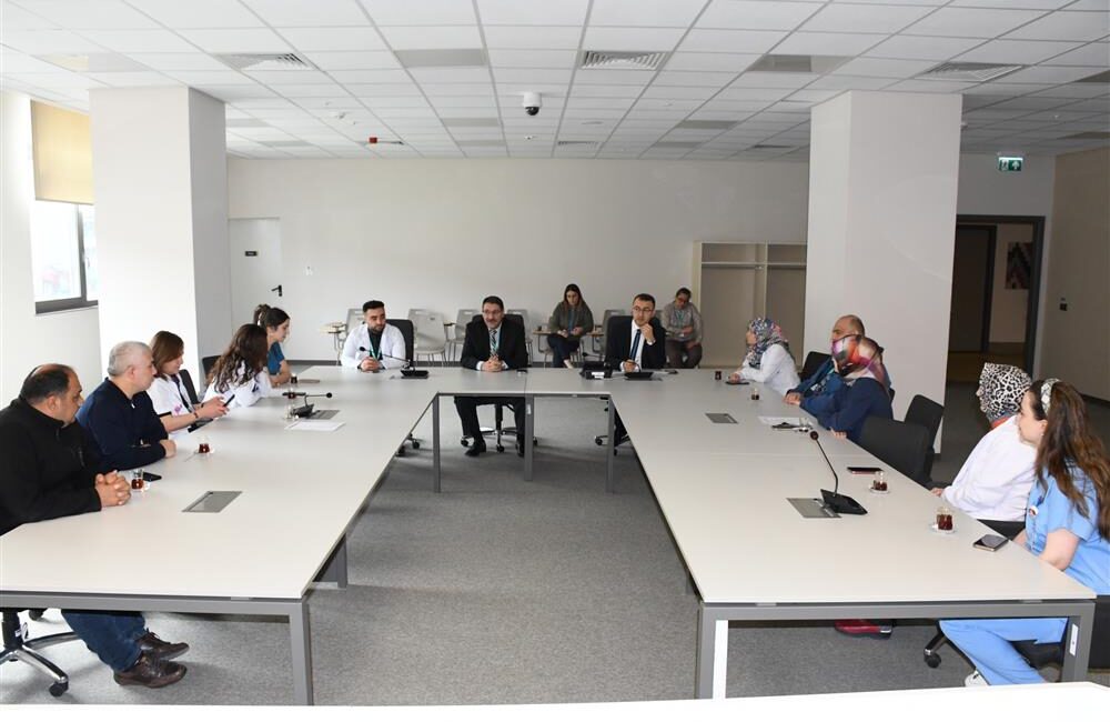 Yozgat Şehir Hastanesi yönetimi ile hastane çalışanları, düzenlenen toplantıda bir